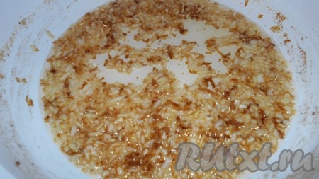 Готовим начинку:

Лук мелко нарезаем обжариваем на растительном и сливочном масле до золотистого цвета.