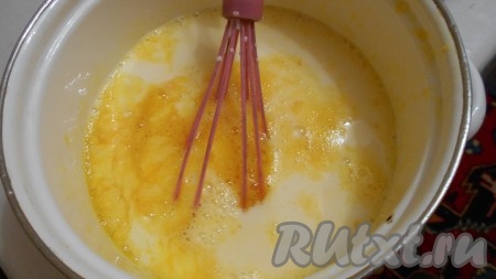 В эмалированной посуде взбиваем яйца, вливаем молоко.
