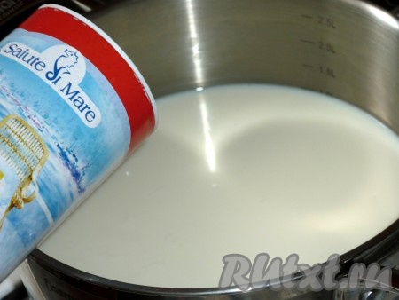 Наливаем молоко в кастрюлю, добавляем соль, ставим на огонь и доводим до кипения.
