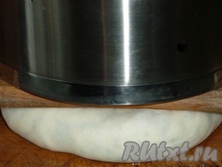 Когда жидкость стечет, кладём домашний сыр с зеленью под пресс на 4-5 часов.
