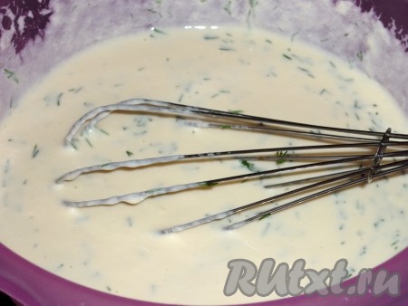 Порезанный укроп добавляем к смеси из сметаны и яиц (если Вы не любите укроп, его можно не добавлять, приготовив домашний сыр без зелени).
