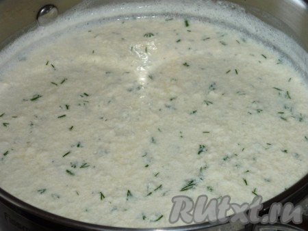 Не переставая помешивать, варим 3-5 минут, пока сыворотка не отделится от творога.
