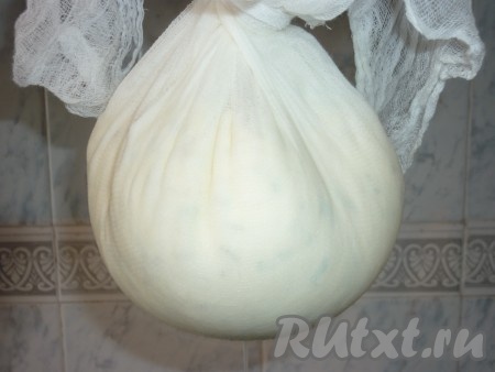 Затем марлю завязываем и подвешиваем на 20-30 минут, чтобы стекла лишняя сыворотка.
