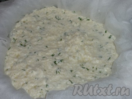 Полученную массу выливаем в дуршлаг, застеленный марлей.
