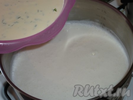 Молоко доводим до кипения, затем чуть убавляем огонь и, постоянно помешивая, постепенно добавляем смесь сметаны и яиц.
