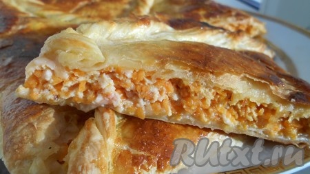 Подавать такую выпечку можно и горячем, и в остывшем виде. А вот как выглядит в разрезе пирог из слоёного теста с фаршем и тыквой.