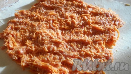 Слоёное тесто заранее разморозить. Тесто на присыпанной мукой поверхности&nbsp; раскатать в квадратный пласт толщиной 2 миллиметра, в центр выложить начинку из фарша и тыквы.