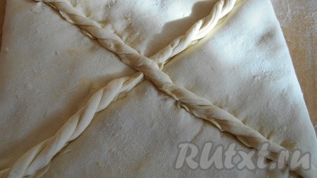 Сложить концы теста конвертом и защипнуть.