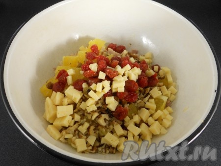 Вишню (или клюкву) сушеную залить на 10 минут кипятком, слить воду и добавить ягоды в салат. Также добавить порезанный мелкими кубиками твердый сыр.
