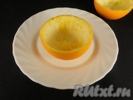 Чтобы получились две чашечки, которые можно оставить в таком виде, а можно с помощью ножа края украсить зубчиками.