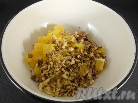 Добавить к курице порезанную кусочками мякоть апельсина и измельченные (не слишком мелко) ядра грецких орехов.