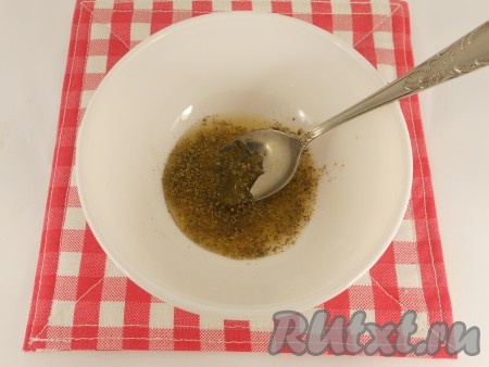 Сок лимона смешать с медом и солью, добавить хмели-сунели. Перемешать до однородной массы.