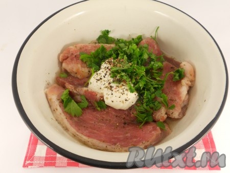 Добавить в мясо сметану и измельченную зелень. Перемешать.