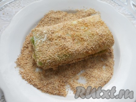 После этого обвалять в панировочных сухарях.