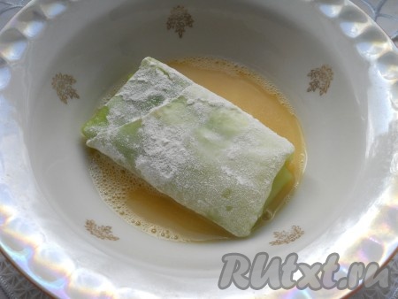 Далее, капустные шницели обвалять сначала в муке, затем - в яйце, взбитом немного с солью.