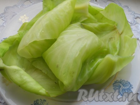 Капустные листья отварить в подсоленной воде около 5-6 минут. Остудить.