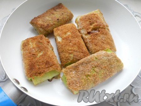 Сразу же выкладывать на сковороду с разогретым растительным маслом. Обжаривать капустные шницели приблизительно по 5 минут с каждой стороны до румяной корочки с двух сторон на среднем огне, не забывая переворачивать каждую минуту.
