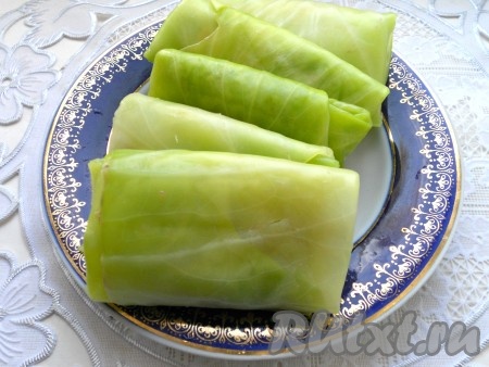 Свернуть капустные листья конвертиком.