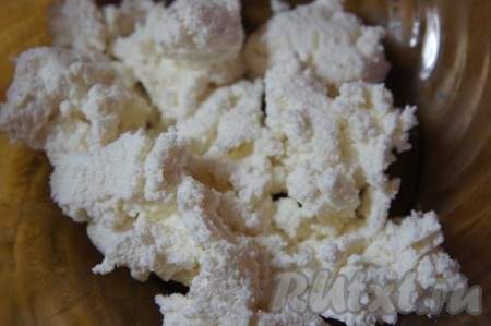 Творог размять вилкой.