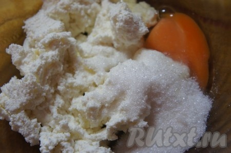 Добавить к творогу яйцо, сахар, ванилин, соль и перемешать творожную массу вилкой до однородности.