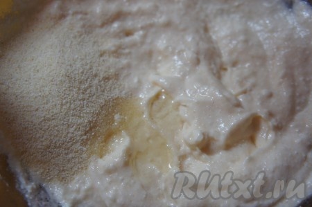 Добавить в творожную массу растительное масло, манку, тщательно перемешать.