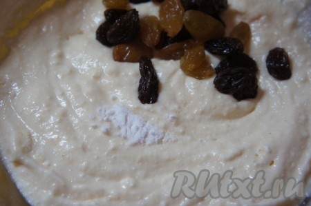 Добавить в творожную массу изюм, соду, перемешать.