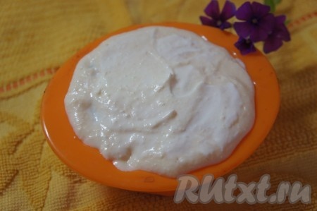 Выложить творожную массу в силиконовую форму, смазать сверху сметаной и выпекать 20-30 минут в разогретой духовке при температуре 180 градусов. Румяная корочка подскажет вам о готовности запеканки.