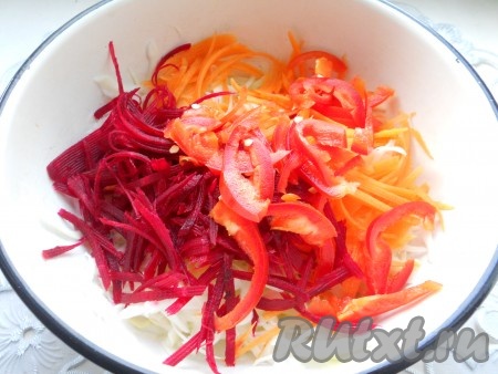 Перец болгарский порезать соломкой и отправить к остальным овощам.