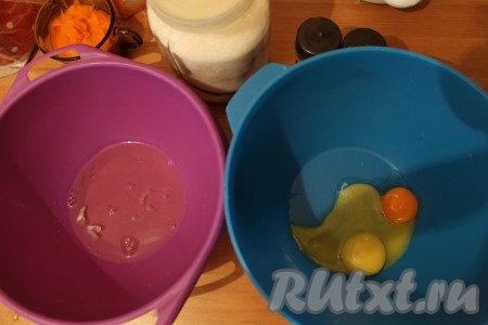 Для приготовления тыквенного пюре очищенную тыкву нарезала небольшими кубиками, налила в кастрюлю немного воды, положила тыкву и сварила до мягкости, если осталась вода, то слейте её. Пюрировала тыкву блендером. Тыквенное пюре хранится в холодильнике около 1 недели.

Белки отделила от желтков.