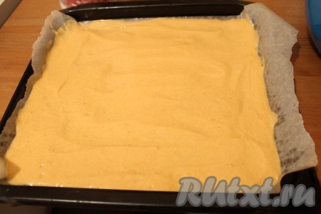 Вылила тесто на противень, застеленный бумагой (я ее еще маслом смазала).

