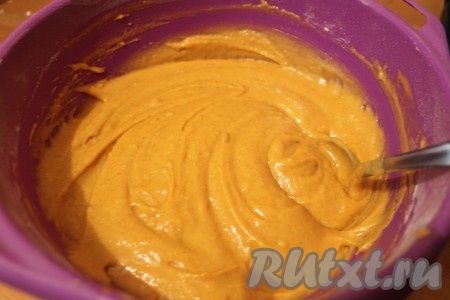 Соединила сухие ингредиенты с тыквенной массой, перемешала. Вылила тесто в смазанную маслом и присыпанную мукой чашу мультиварки. Выпекала тыквенный кекс в режиме "Выпечка" около 40-50 минут до готовности.
