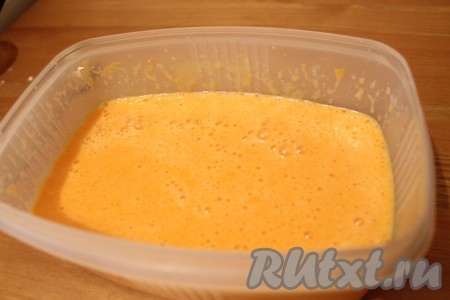 Добавила тыквенное пюре и взбила все до однородности.
