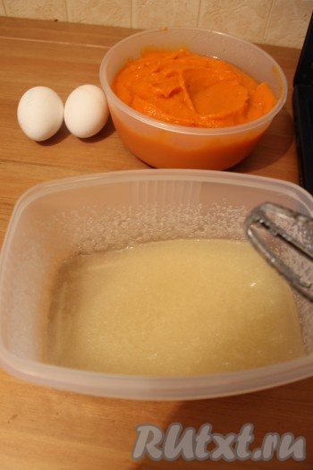В другой миске взбила растительное масло с сахаром.
