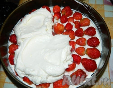 Оставшийся крем выкладываем на клубнику и разравниваем.
