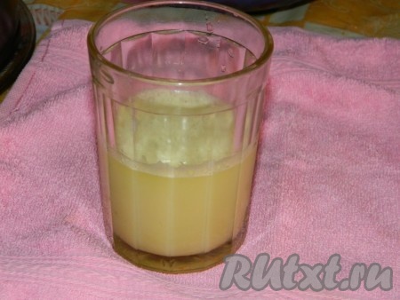 Выжимаем из яблок сок.
