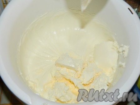 Для приготовления крема сливки взбиваем с сахаром, затем добавляем творожный сыр и хорошо перемешиваем.
