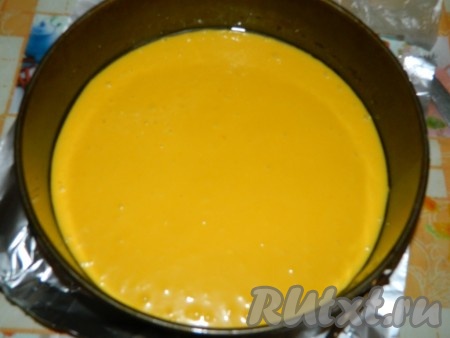 Добавляем муку и соду. В разъёмную форму (у меня диаметр формы 24 см), смазанную маслом, выливаем приготовленное тесто и отправляем в разогретую духовку при температуре 180 градусов на 15-20 минут.
