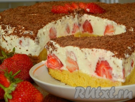 Вот так торт с творожным сыром, сливками и клубникой выглядит в разрезе. Приятного аппетита!
