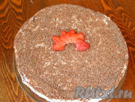 Украшаем торт с клубникой тертым шоколадом. Аккуратно проведя ножом между кремом и формой, снимаем форму. Убираем торт в холодильник для застывания.
