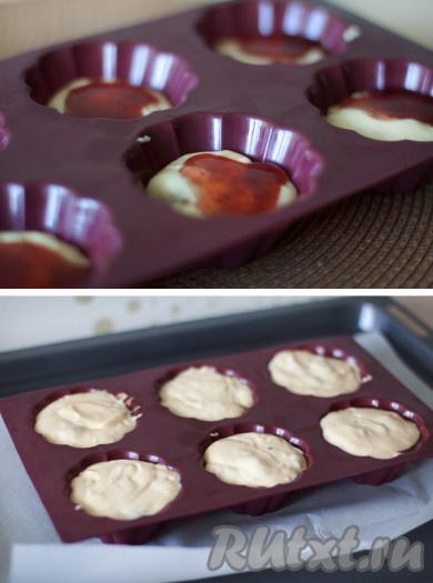 Заполните форму тестом на половину, выложите чайную ложку варенья и снова залейте тестом. Получается примерно по 2 столовые ложки теста с горкой на кекс.
