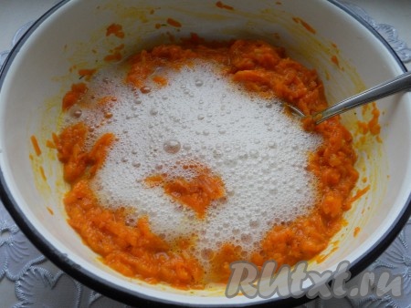 Овощи хорошо перемешать с желтками, добавить взбитые белки и еще раз все тщательно перемешать.