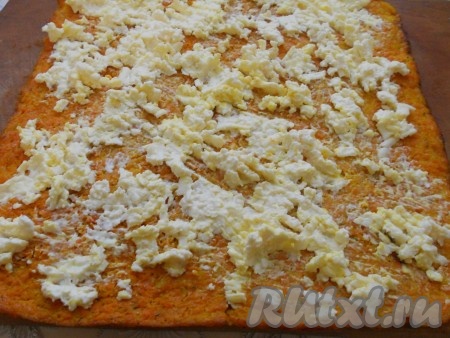 Добавить майонез и сметану, соль по вкусу. Тщательно перемешать. Остывший корж развернуть. 1/3 часть начинки отложить в другую посуду (для покрытия рулета), оставшуюся - распределить по всему коржу.