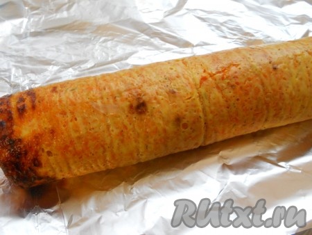 Свернуть аккуратно, но плотно в рулет. Поместить его на лист фольги.