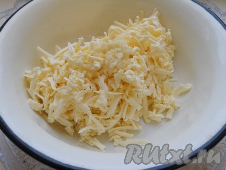 Приготовить начинку: сырки плавленные натереть на крупной терке, добавить чеснок, пропущенный через пресс.