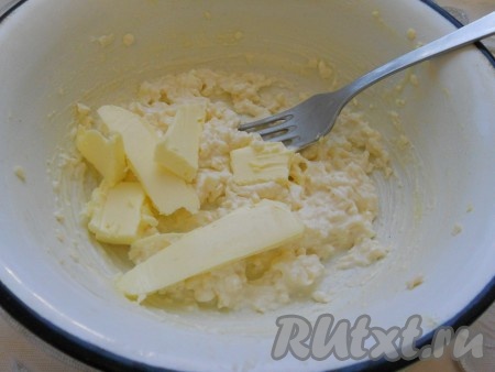 Фольгу завернуть, края закрутить (конфеткой) и поместить рулет в холодильник на 25-30 минут. Тем временем в оставшуюся часть начинки добавить размягченное сливочное масло, хорошенько перемешать.