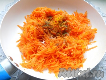 Также добавить к овощам порошок карри, соль, красный молотый перец, сухую зелень и мускатный орех.
