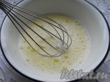 Белки взбить венчиком до пены.