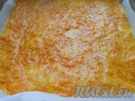 Форму (прямоугольную) с невысокими бортами или противень застелить пергаментной бумагой, смазать растительным маслом. Выложить подготовленную овощную смесь, разровнять.