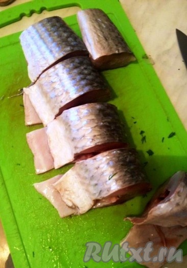 Нарезаем кефаль на порционные кусочки (если у вас более мелкая рыбка, оставляем ее целиком).
