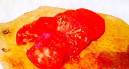 Помидоры режем кружочками.
